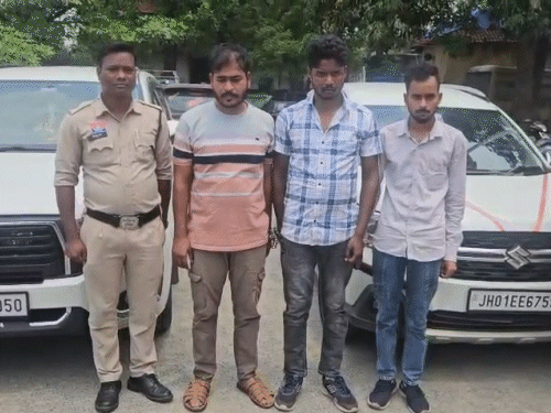 रायगढ़ पुलिस ने कार सवार 3 तस्करों को गिरफ्तार किया।