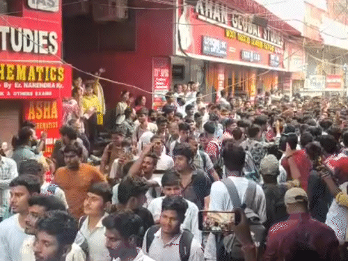 खान सर की कोचिंग के बाहर छात्रों ने समर्थन में नारे लगाए.