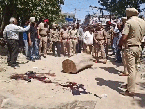 घटना के बाद मौके पर जांच करती हुई पुलिस।