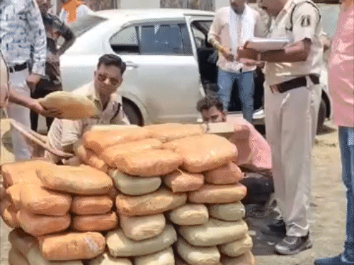 मनेंद्रगढ़ में 6 क्विंटल गांजा पकड़ाया, जिसकी कीमत करीब 3 करोड़ रुपए हैं।