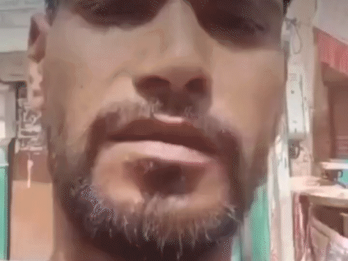 सनौली स्थित मज्जिद के बाहर खड़ा होकर युवक ने कब्जा लेने की बात कही। - Dainik Bhaskar