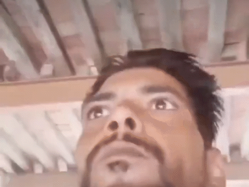 मज्जिद के भीतर घुसा दीपक और कहा कि बाहर गाड़ियों में काफी लोग बैठे हैं, सभी अंदर आते ही होंगे।