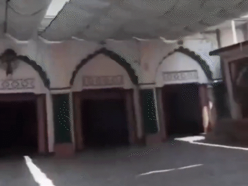 खाली मज्जिद को दिखाकर दीपक ने ललकारा मारा और पूछा कोई है क्या अंदर।