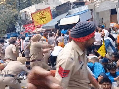 पटियाला में पुलिस प्रदर्शनकारियों पर डंडे बरसाते हुए। - Dainik Bhaskar