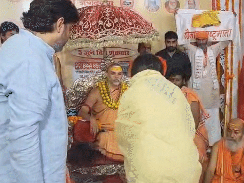 Dimple Yadav Seeks Shankaracharya Blessings in Mainpuri; SP With You