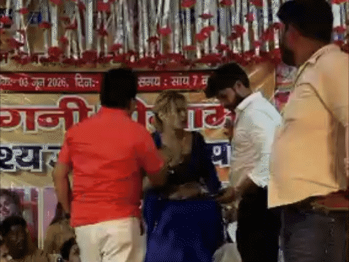 विवाद बढ़ने पर डिंपल चौधरी अपना बैग उठाकर स्टेज से जाने लगी तो आयोजक उसे माफी मांगते दिखे।