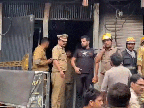 नोएडा सेक्टर 52 में लगी आग के बाद कॉम्प्लेक्स में फंसे 15 लोगों को सही सलामत बाहर निकाला गया।