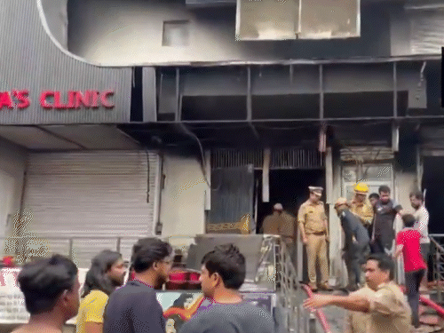 नोएडा सेक्टर 52 में रेस्टोरेंट में फ्रीजर में धमाका होने से आग लग गई।