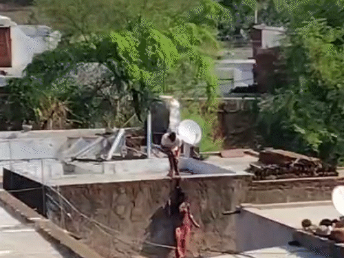 नाबालिग लड़की पर कुल्हाड़ी से हमला के बाद छत से लटकाया।
