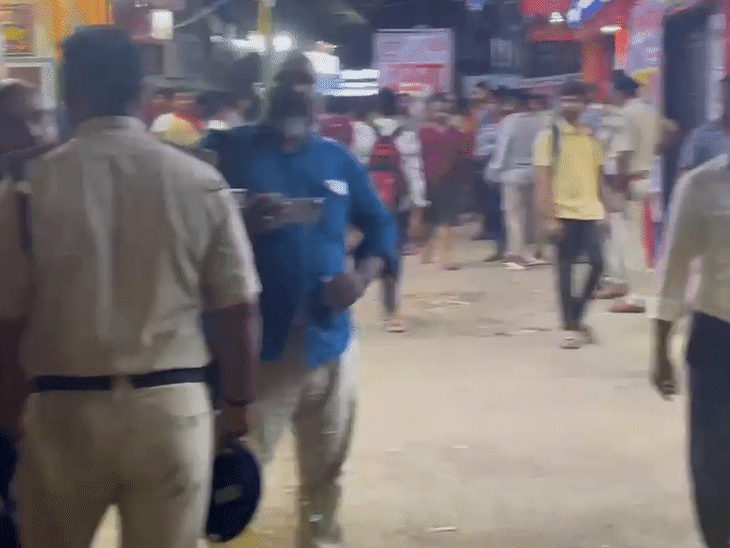 पुलिस पूरी रात खान सर की कोचिंग के बाहर खड़ी रही, लेकिन छात्र नहीं हटे.