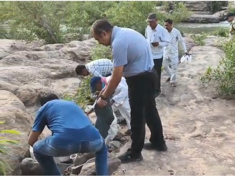 चरकापानी वॉटरफॉल में सफाई अभियान चलाते कलेक्टर विकास मिश्रा।
