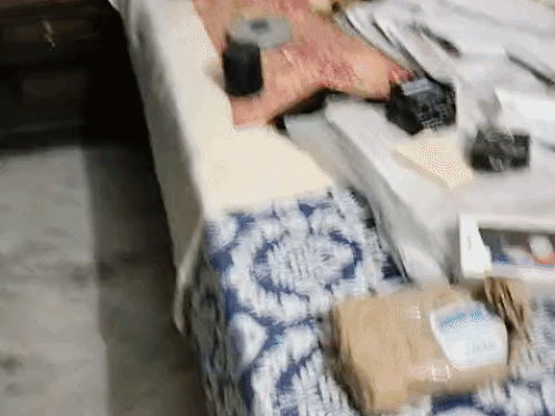 घर में बिखरा सामान।