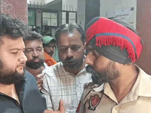 मौके पर मौजूद पुलिस।
