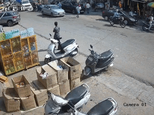 जितेश पर हमला करने के बाद हमलावर युवक भाग गए।