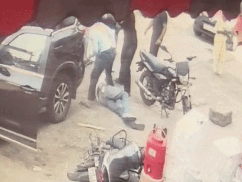 जमीन पर गिराकर जितेश के सिर पर डंडे बरसाए गए।
