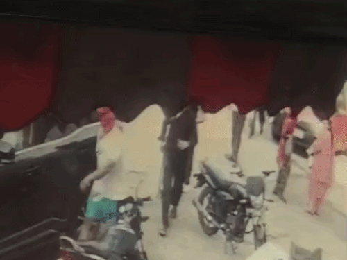 युवकों ने व्यापारी जितेश को गाड़ी से खींचकर बाहर निकाला।