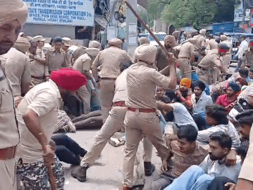 प्रदर्शनकारी सड़क पर धरने पर बैठे हुए थे, तभी उन पर लाठीचार्ज किया गया।