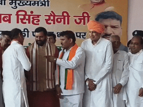 सीएम ने रेनू बाला के समर्थकों को भी बीजेपी जॉइन करवाई ।