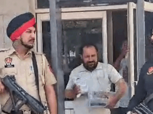 आरोपियों से बरामद सामान को ले जाती पुलिस व जानकारी देते हुए कमिश्नर भुल्लर।