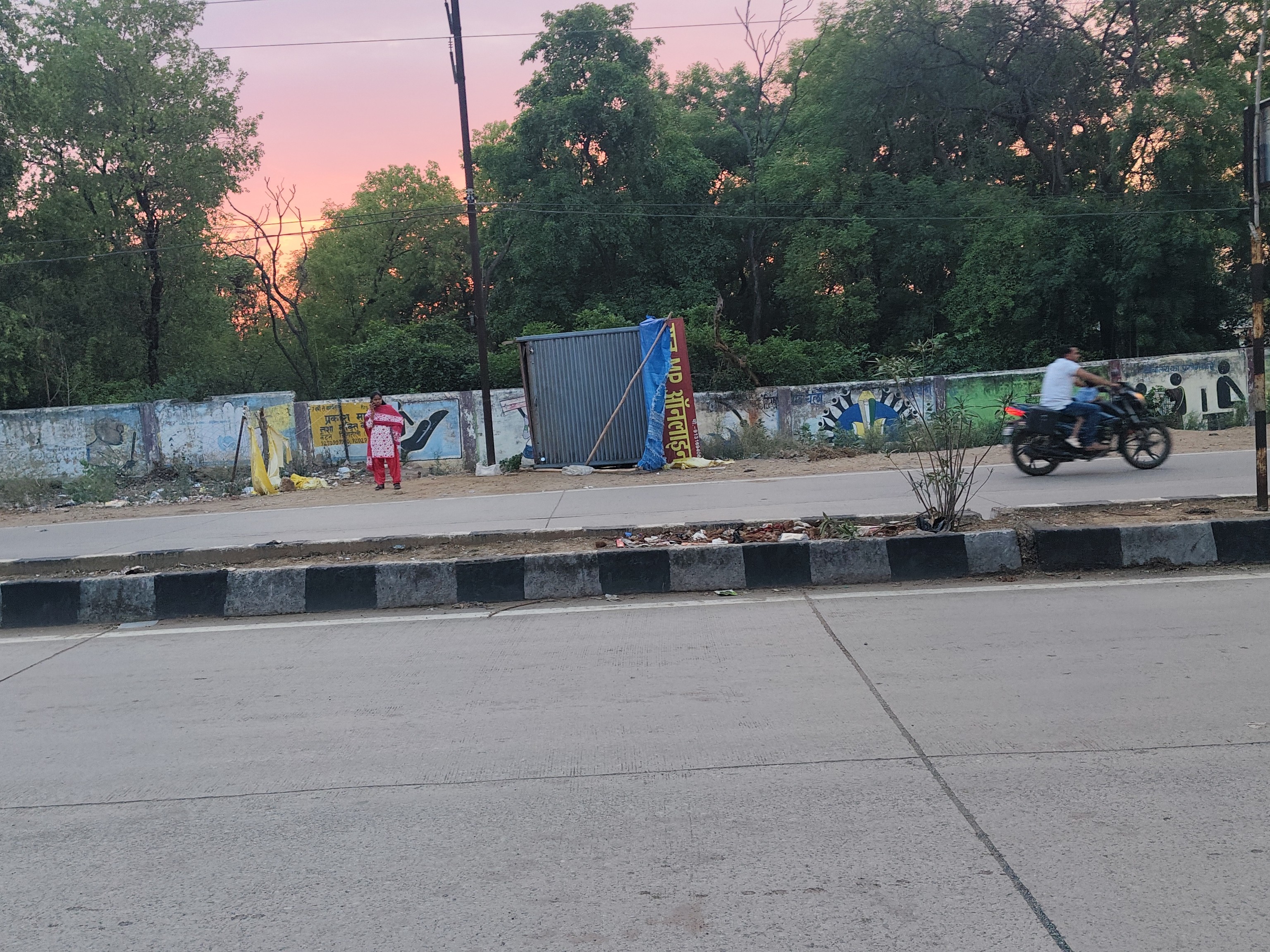 नोटिस के बावजूद नहीं हटाए गए कब्जों पर चला बुलडोजर।