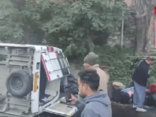 हादसे के बाद कुछ देर के लिए हाईवे बंद हो गया.