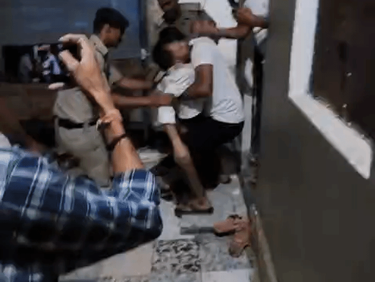 पथराव के कारण भीड़ में एक युवक का सिर फट गया