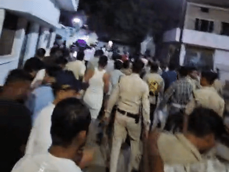 हालात पर काबू पाने के लिए तीन थानों की फोर्स बुलानी पड़ी