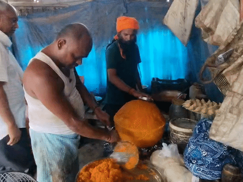 रूपेश और भूलन ने मिलकर 54 किलो का लड्डू तैयार किया।