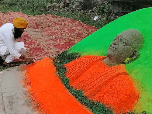 बांसडीह के रहने वाले रेत कलाकार रूपेश सिंह ने रेत पर मुख्यमंत्री योगी आदित्यनाथ की आकर्षक तस्वीर उकेरी।