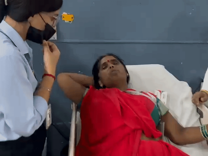 कुत्ते के हमले से घायल एक महिला इलाज के लिए अरविंदो अस्पताल पहुंची।