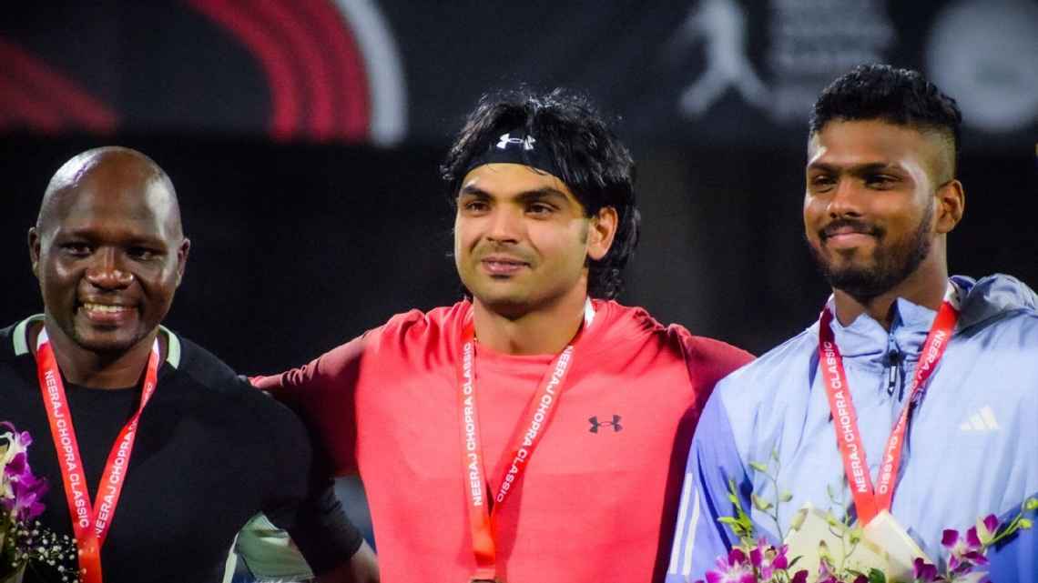 नीरज चोपड़ा क्लासिक में रुमेश पाथिरागे दाएं नीले ट्रैक सूट में।