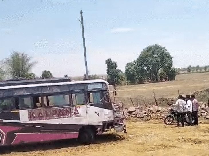 टक्कर के बाद एक बस सड़क से उतर गई।