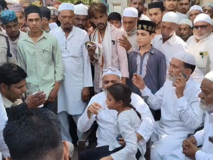 घटना के बाद परिजनों ने विरोध प्रदर्शन किया.