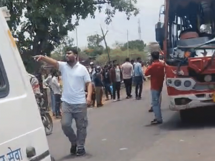पुलिस ने मौके पर पहुंचकर घायलों को अस्पताल पहुंचाया।