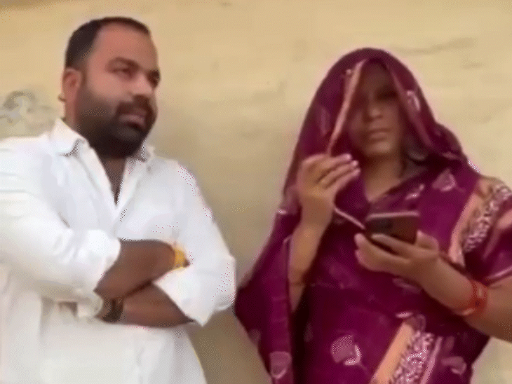 राहुल गांधी से फोन पर बात करती आकांक्षा की मां