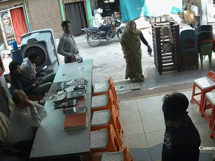 10 मई को सोनम व्यापारी के शोरूम पर पहुंची थी