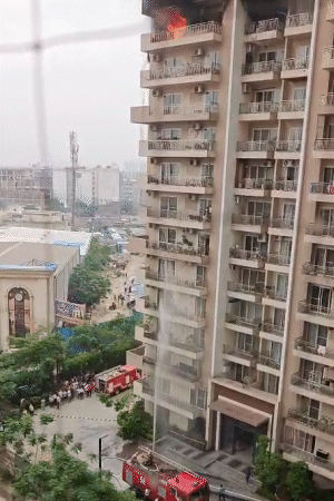 फायर ब्रिगेड की गाड़ियों से 12वीं मंजिल तक पानी नहीं पहुंच पाया। इसके बाद हाइड्रोलिक क्रेन की मदद से आग पर काबू पाया गया।