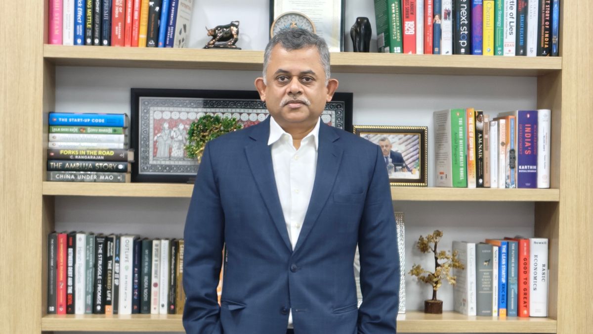 नीलकंठ मिश्रा ने IIT कानपुर से इंजीनियरिंग की है।