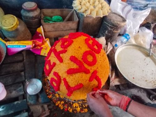 यह वही लड्डू है। यह 54 किलो का है। इसे बनाने में 14 घंटे लगे हैं।