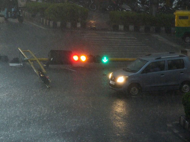 भोपाल में 70kmph की रफ्तार से आंधी चली। इससे ट्रैफिक सिग्नल तक गिर गए।