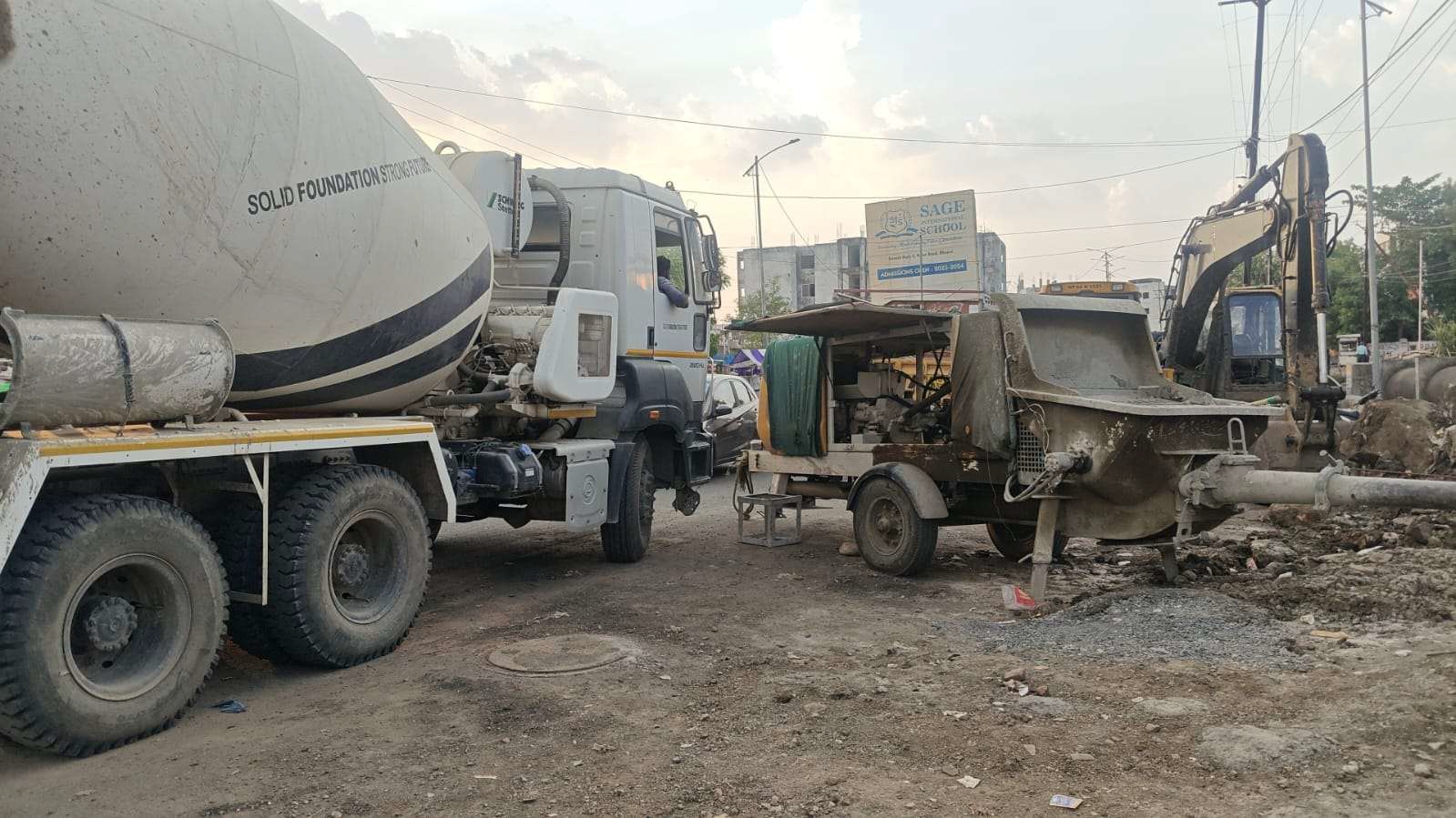 बांसखेड़ी में लाइन सुधारने का काम किया गया।