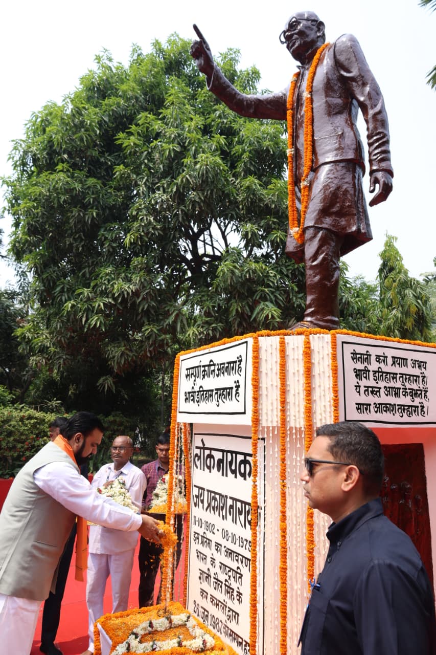 सीएम सम्राट ने लोकनायक जयप्रकाश नारायण की प्रतिमा पर माल्यार्पण कर उन्हें श्रद्धांजलि अर्पित किया।
