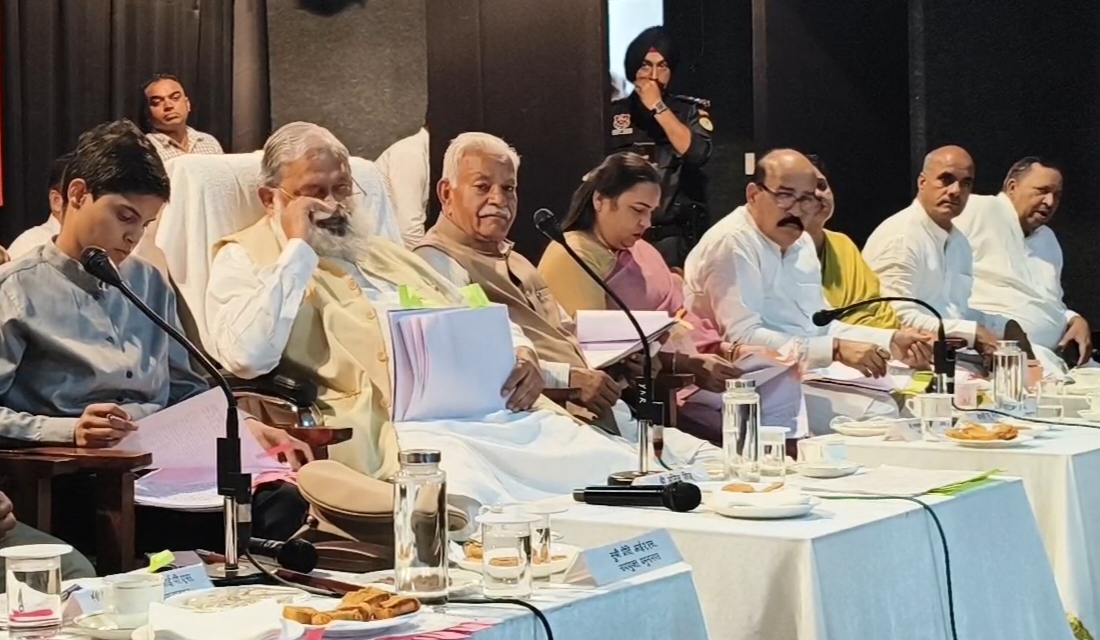 यमुनानगर में कष्ट निवारण समिति समिति की बैठक के दौरान कैबिनेट मंत्री अनिल विज के साथ मंच साझा करती हुई कांग्रेस से सस्पेंड विधायक रेणु बाला। साथ में भाजपा विधायक घनश्याम दास अरोड़ा और भाजपा जिला अध्यक्ष राजेश सपरा भी मंच पर बैठे हैं।