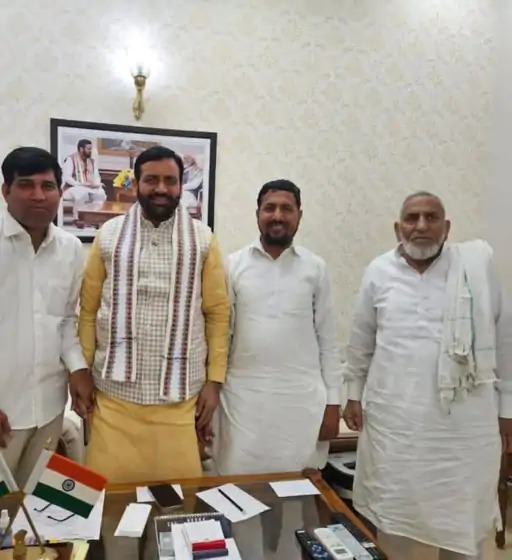 पुन्हाना विधायक मोहम्मद इलियास (दाएं से पहले) सीएम से मुलाकात करते हुए।