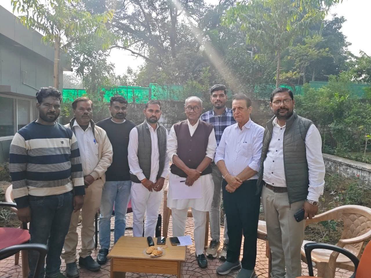 नरेश ज्ञानचंदानी (सफेद शर्ट में) दिग्विजय सिंह के बाईं ओर खड़े हैं।