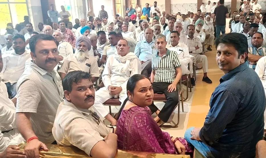 सीएम के कार्यक्रम को लेकर व्यासपुर में समर्थकों को न्यौता देने पहुंचीं विधायक रेनू बाला और साथ में पति ऋषिपाल।