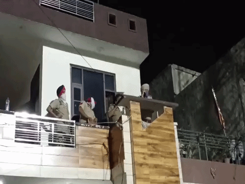 जीआरडी एन्क्लेव के हाउस नंबर 416 से शव बरामद करने के लिए पहुंची पुलिस।