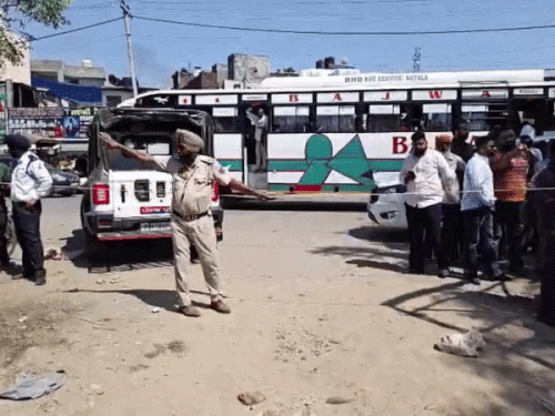 घटना के बाद पुलिस ने पूरे इलाके को सील कर दिया।