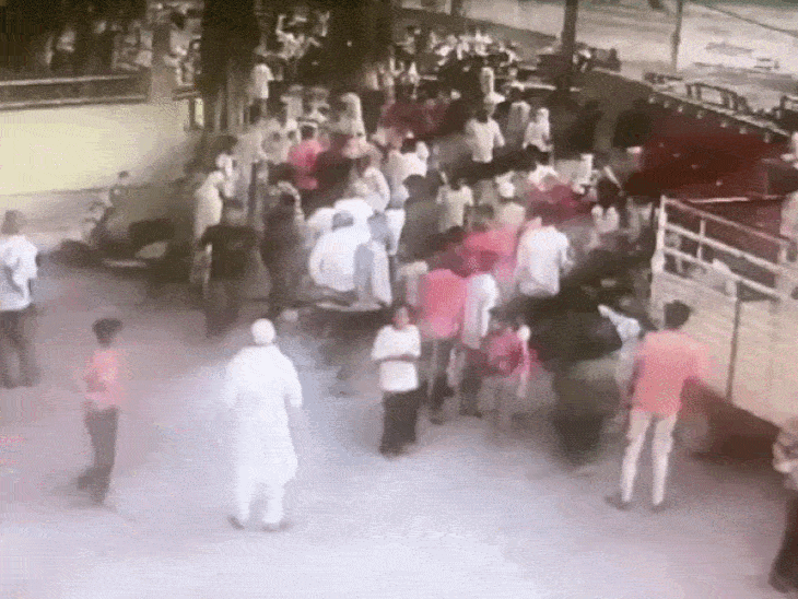 आरोपियों ने पहले पिता को पीटा, फिर उसके 2 बेटों को।