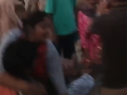 गोली लगने के बाद मौके पर पड़ा युवक, परिजन उसे संभालते हुए। - Dainik Bhaskar